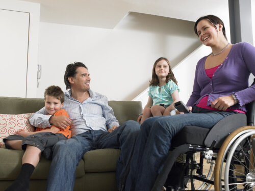 Barrierefreiheit Beratung Tourismus: Familie im Zimmer, Mutter mit Rollstuhl